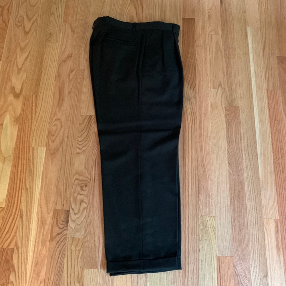 Used Men’s dress pants 100% wool black size 36. Cuffed